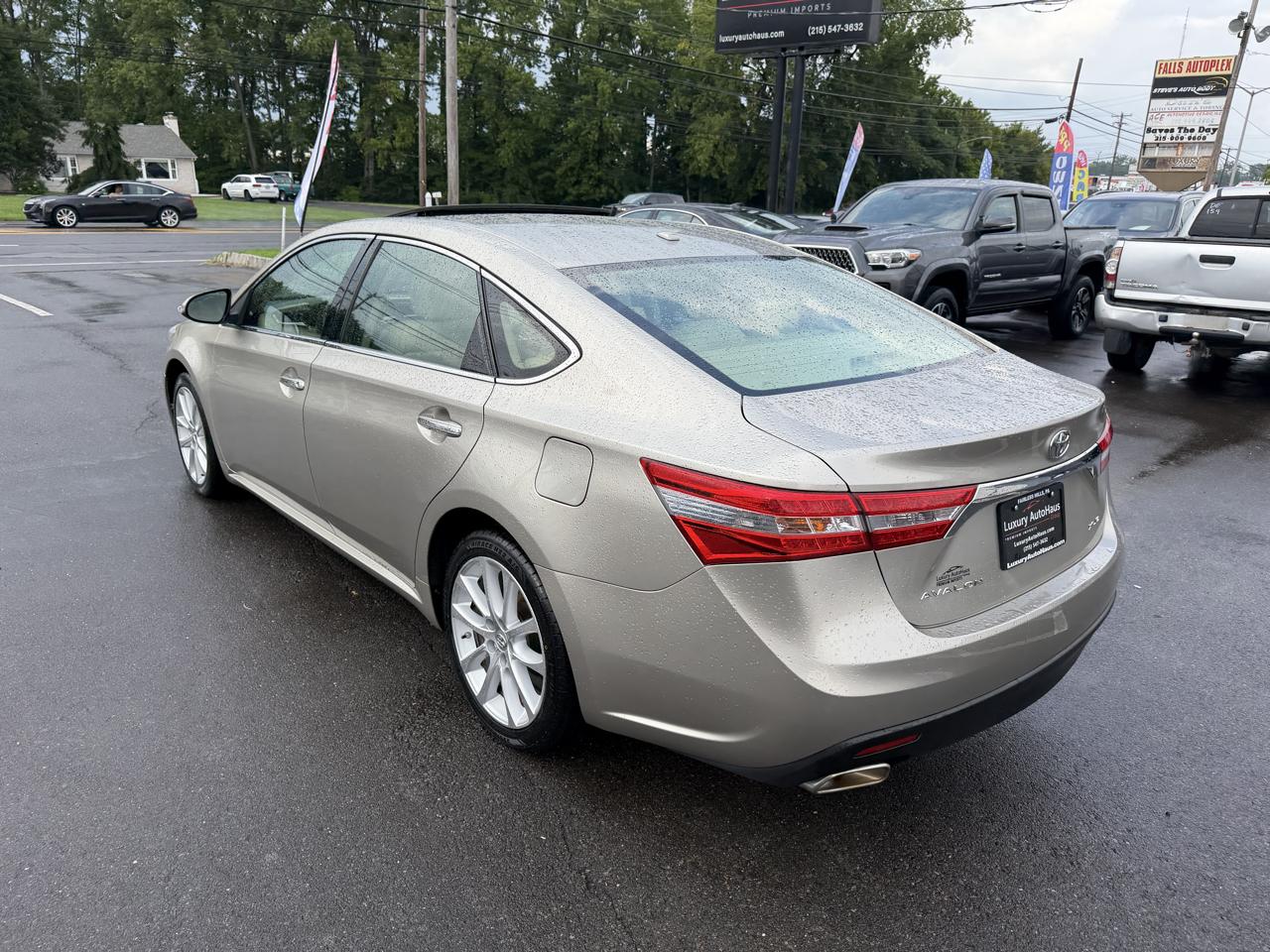 Toyota Avalon 4dr Sdn XLE Premium (Natl) 2013