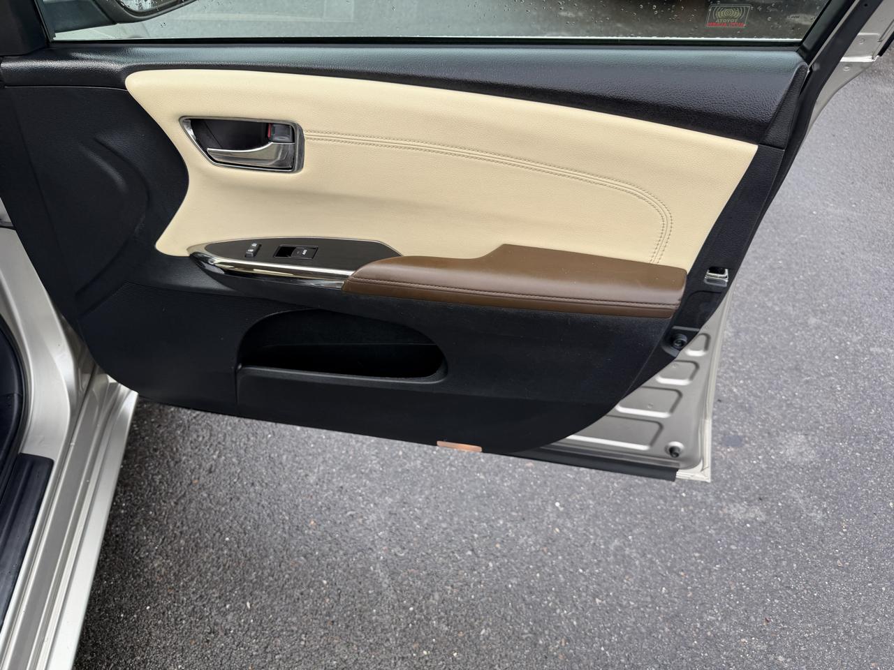 Toyota Avalon 4dr Sdn XLE Premium (Natl) 2013