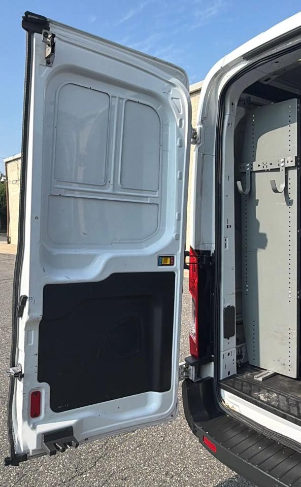 Ford Transit Van T-250 148" Med Rf 9000 GVWR Sliding RH Dr 2017