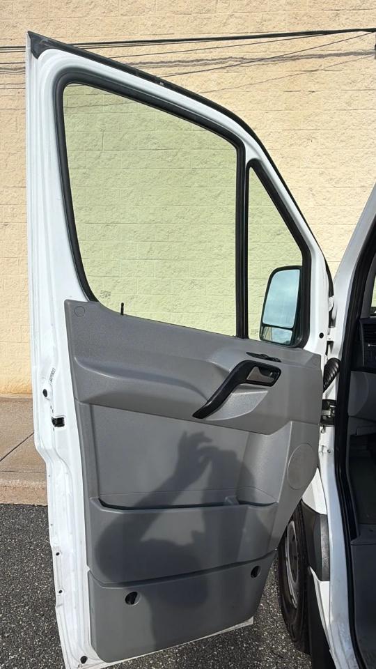 Mercedes-Benz Sprinter Cargo Vans RWD 2500 144" 2015