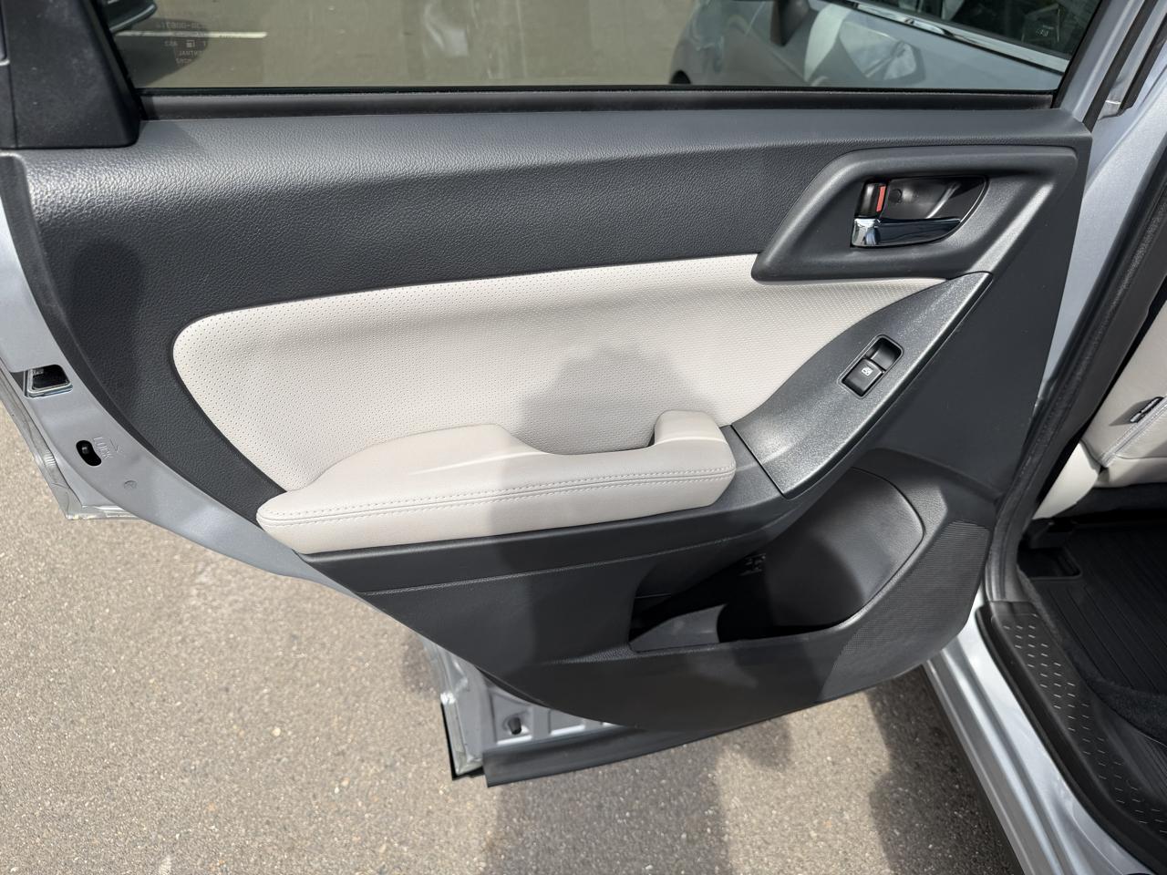 Subaru Forester 4dr CVT 2.5i Limited PZEV 2015