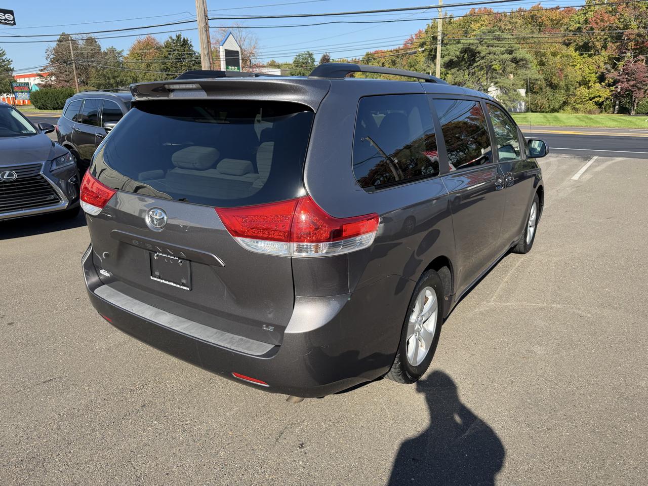Toyota Sienna 5dr 8-Pass Van V6 LE FWD (Natl) 2014