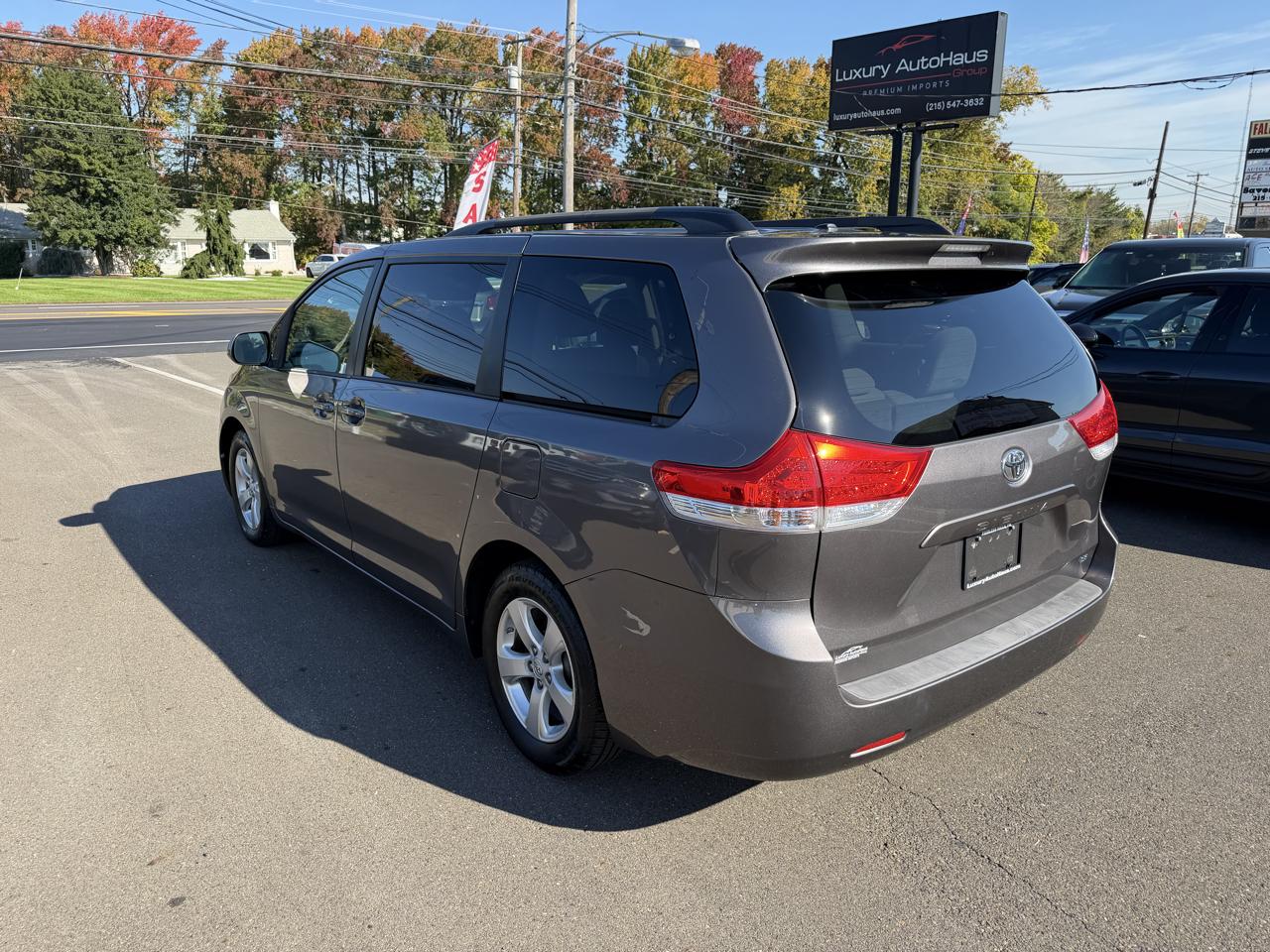 Toyota Sienna 5dr 8-Pass Van V6 LE FWD (Natl) 2014