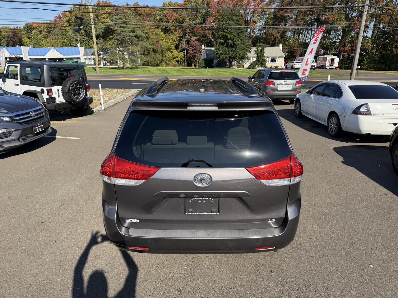 Toyota Sienna 5dr 8-Pass Van V6 LE FWD (Natl) 2014