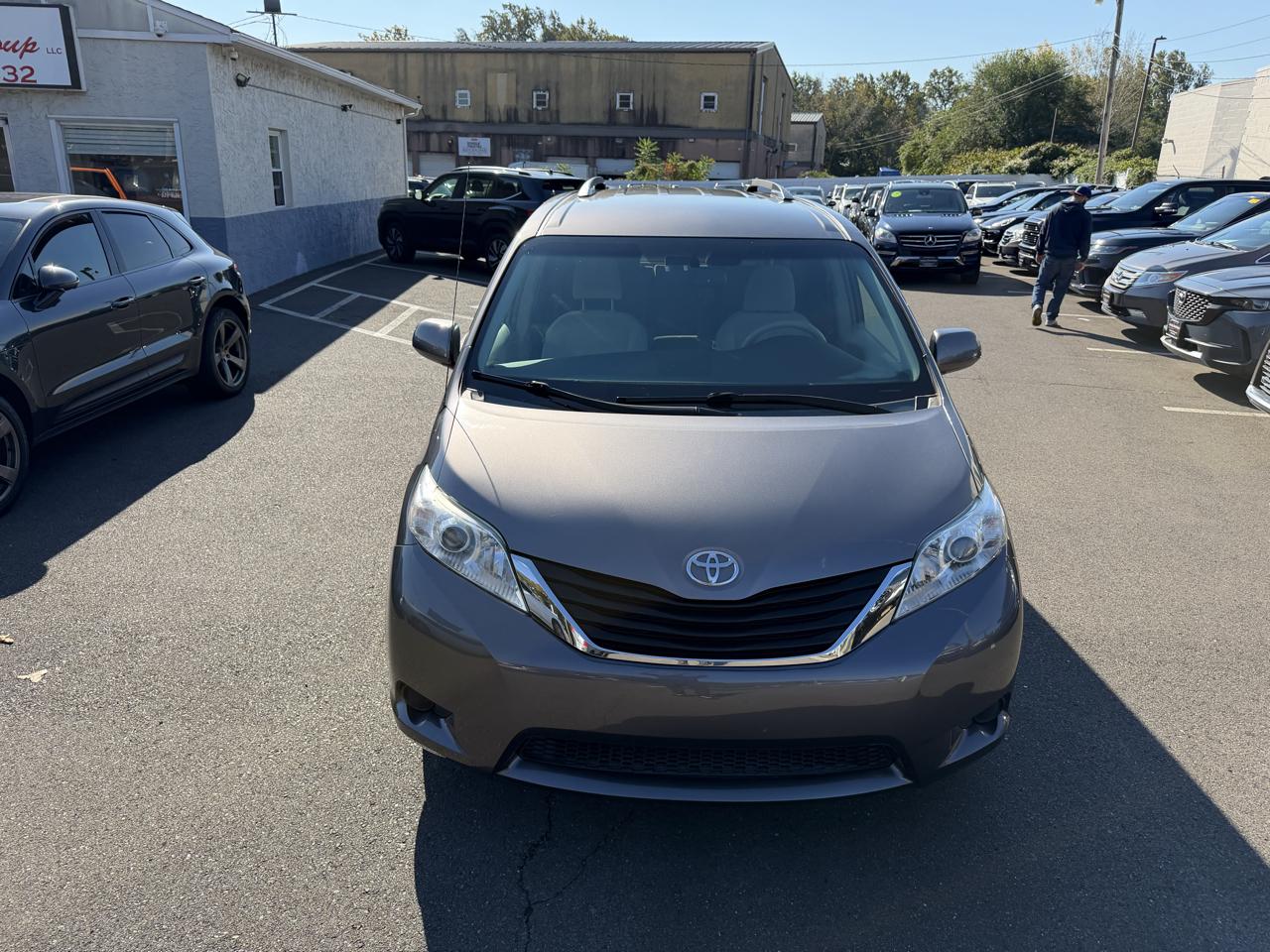 Toyota Sienna 5dr 8-Pass Van V6 LE FWD (Natl) 2014