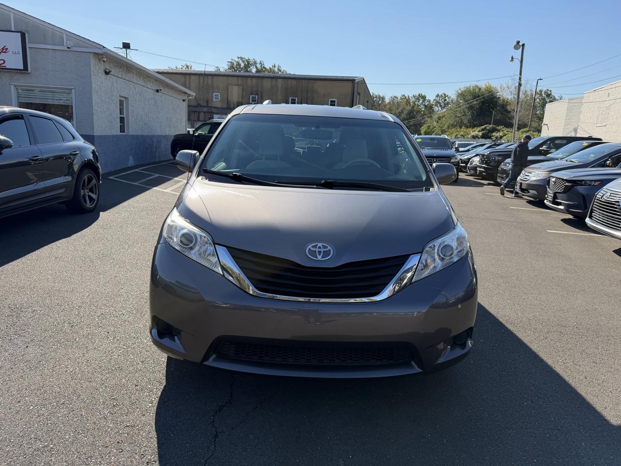 Toyota Sienna 5dr 8-Pass Van V6 LE FWD (Natl) 2014