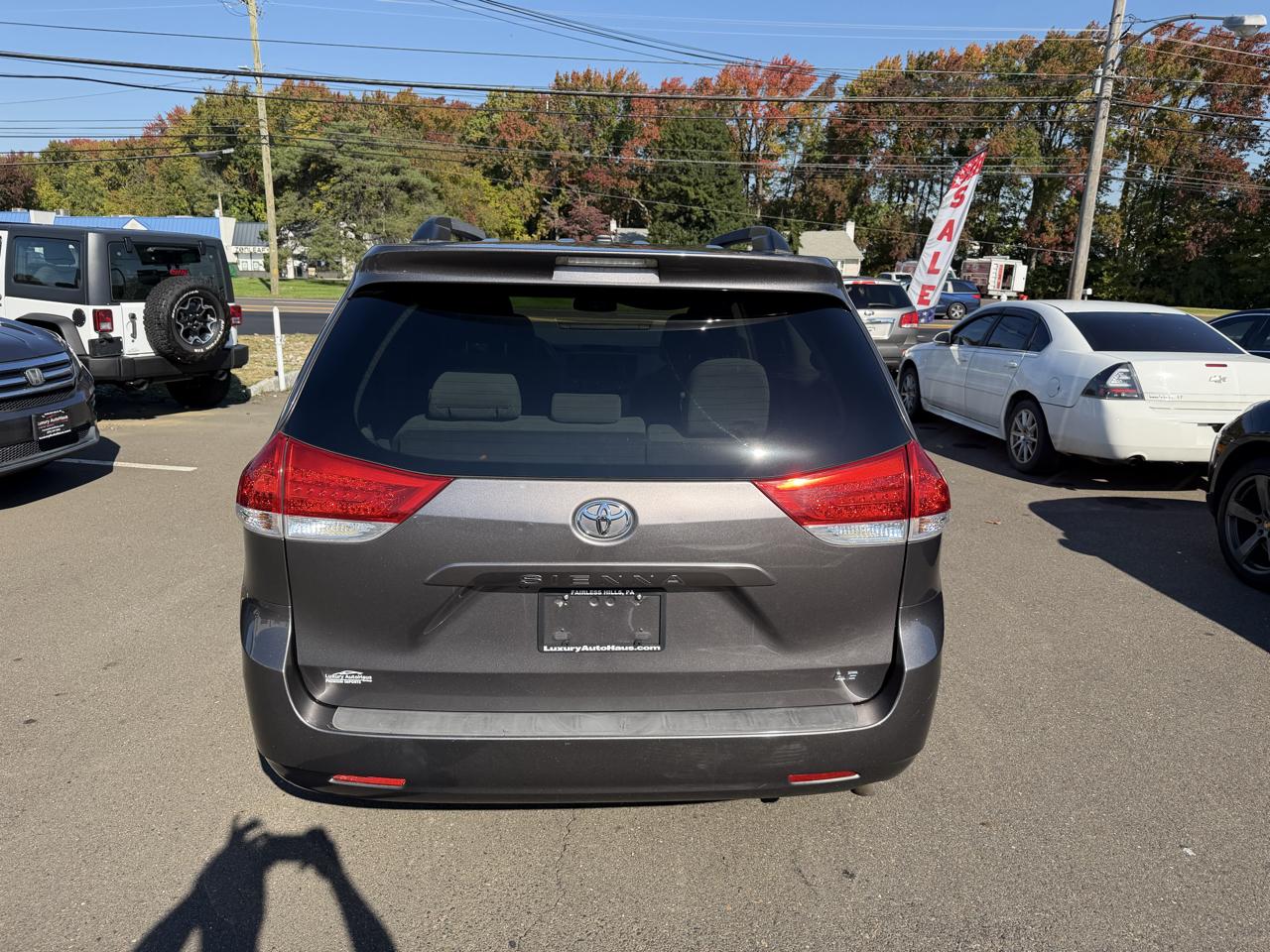 Toyota Sienna 5dr 8-Pass Van V6 LE FWD (Natl) 2014