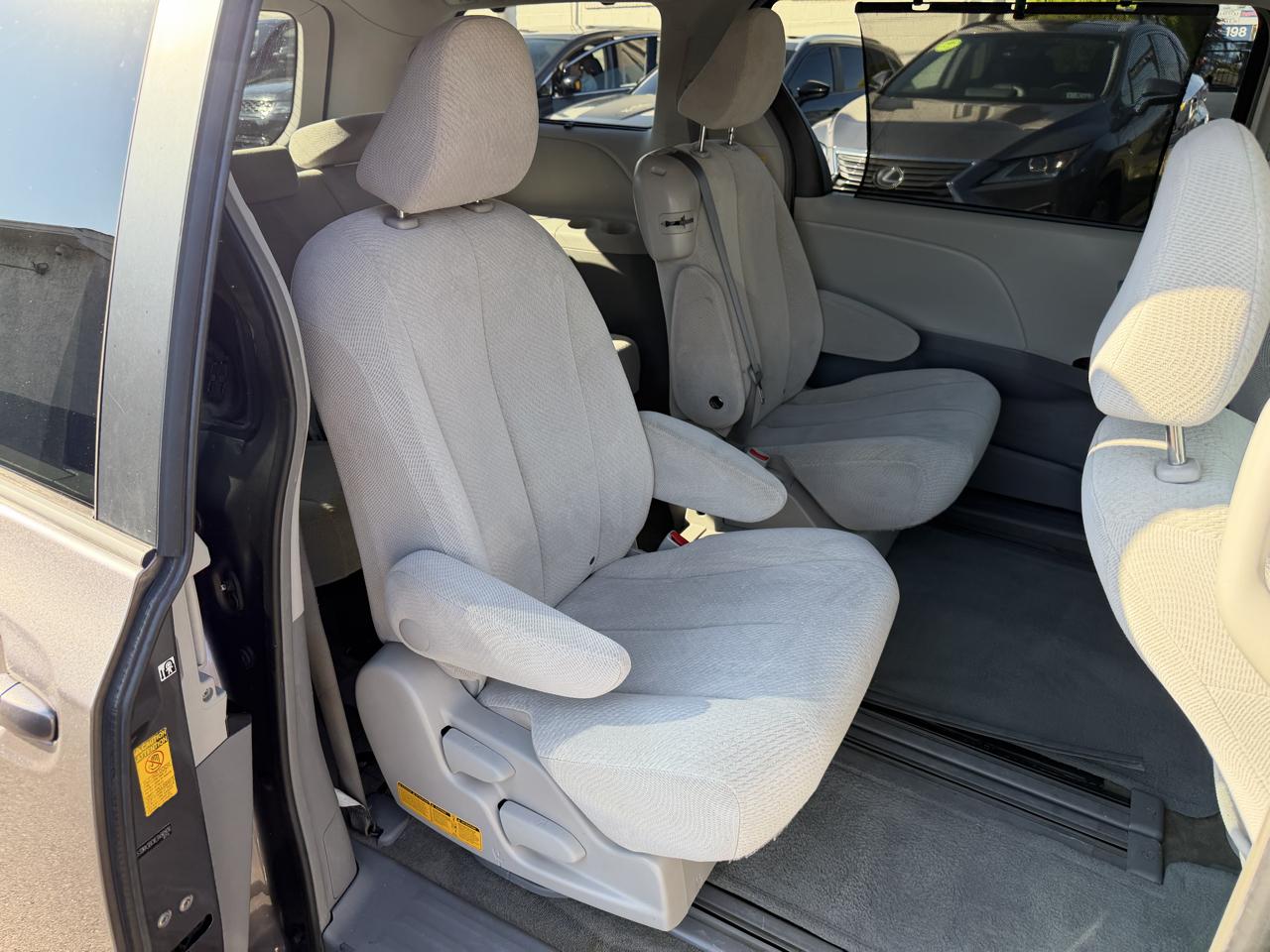 Toyota Sienna 5dr 8-Pass Van V6 LE FWD (Natl) 2014