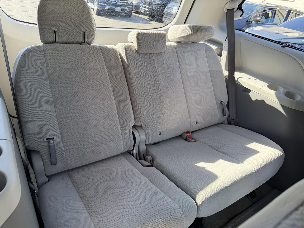 Toyota Sienna 5dr 8-Pass Van V6 LE FWD (Natl) 2014