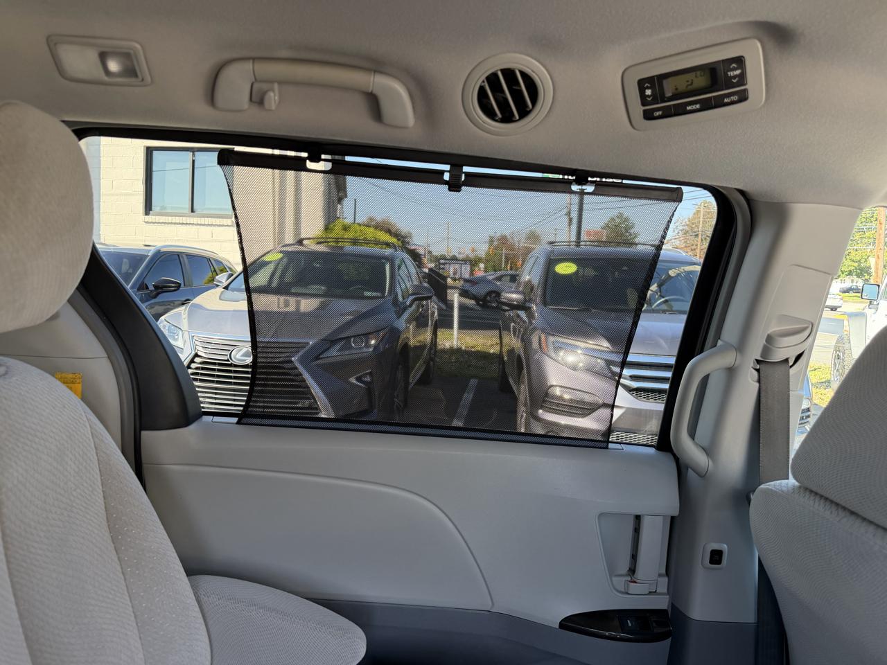 Toyota Sienna 5dr 8-Pass Van V6 LE FWD (Natl) 2014