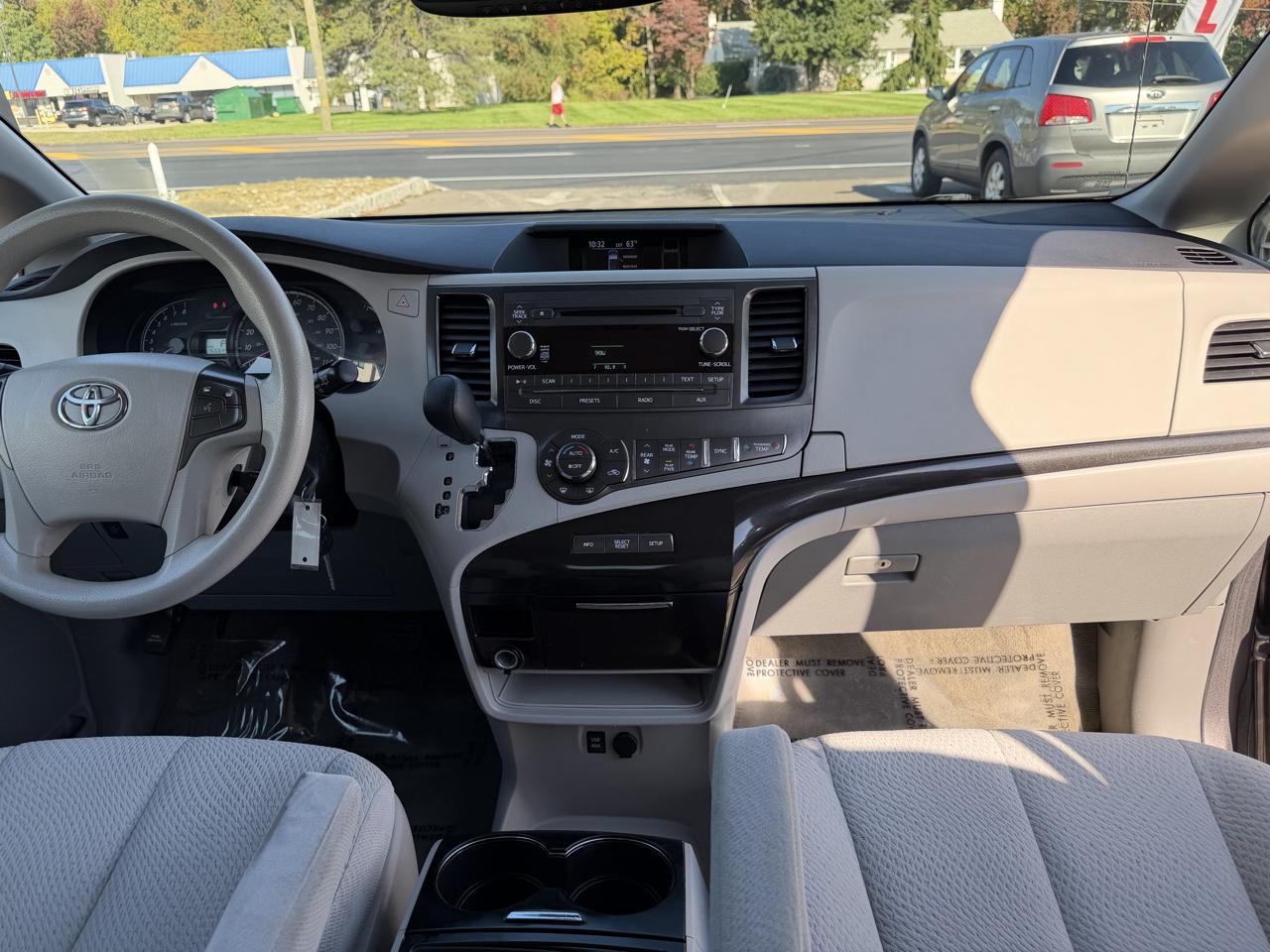 Toyota Sienna 5dr 8-Pass Van V6 LE FWD (Natl) 2014