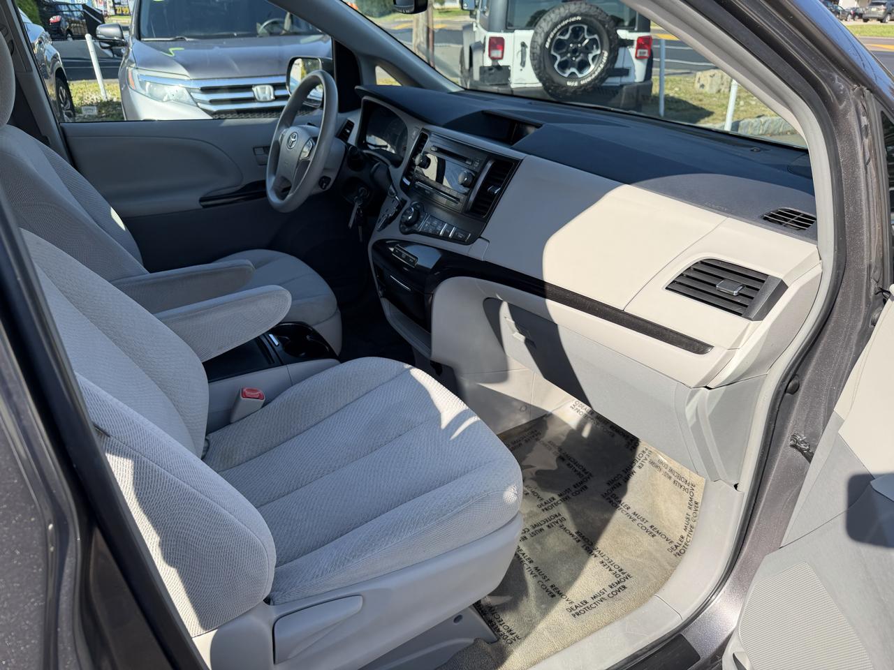 Toyota Sienna 5dr 8-Pass Van V6 LE FWD (Natl) 2014