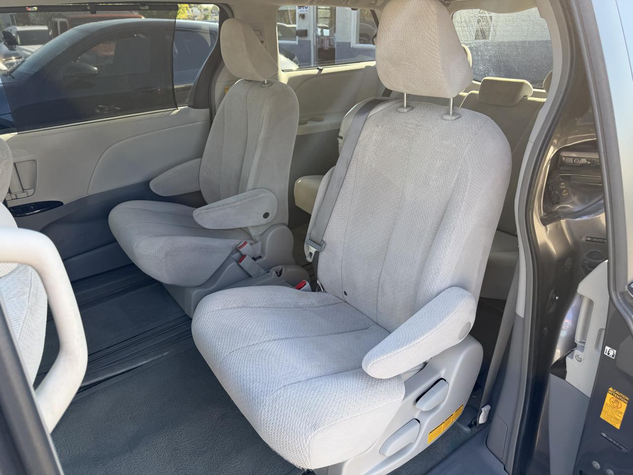 Toyota Sienna 5dr 8-Pass Van V6 LE FWD (Natl) 2014