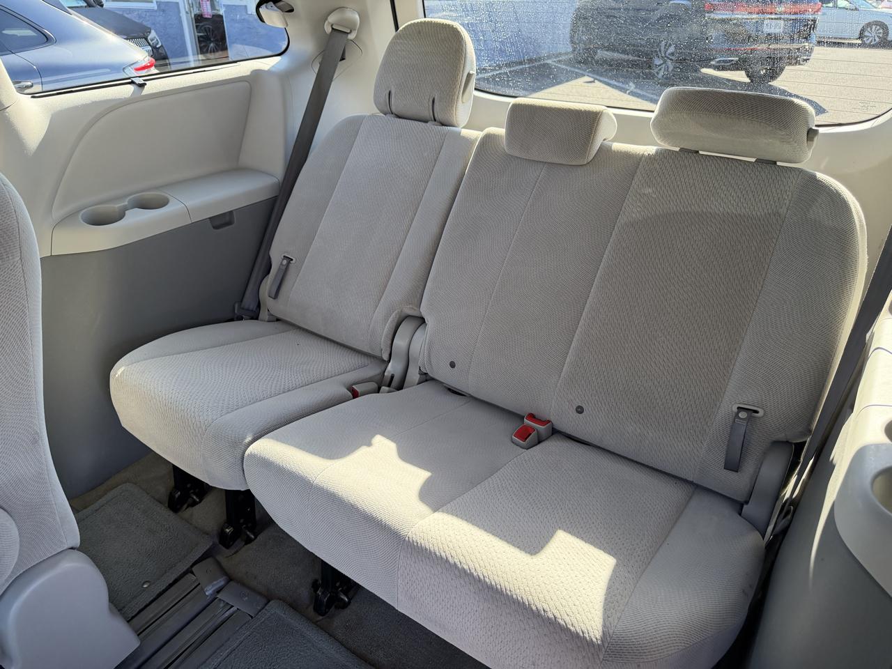 Toyota Sienna 5dr 8-Pass Van V6 LE FWD (Natl) 2014