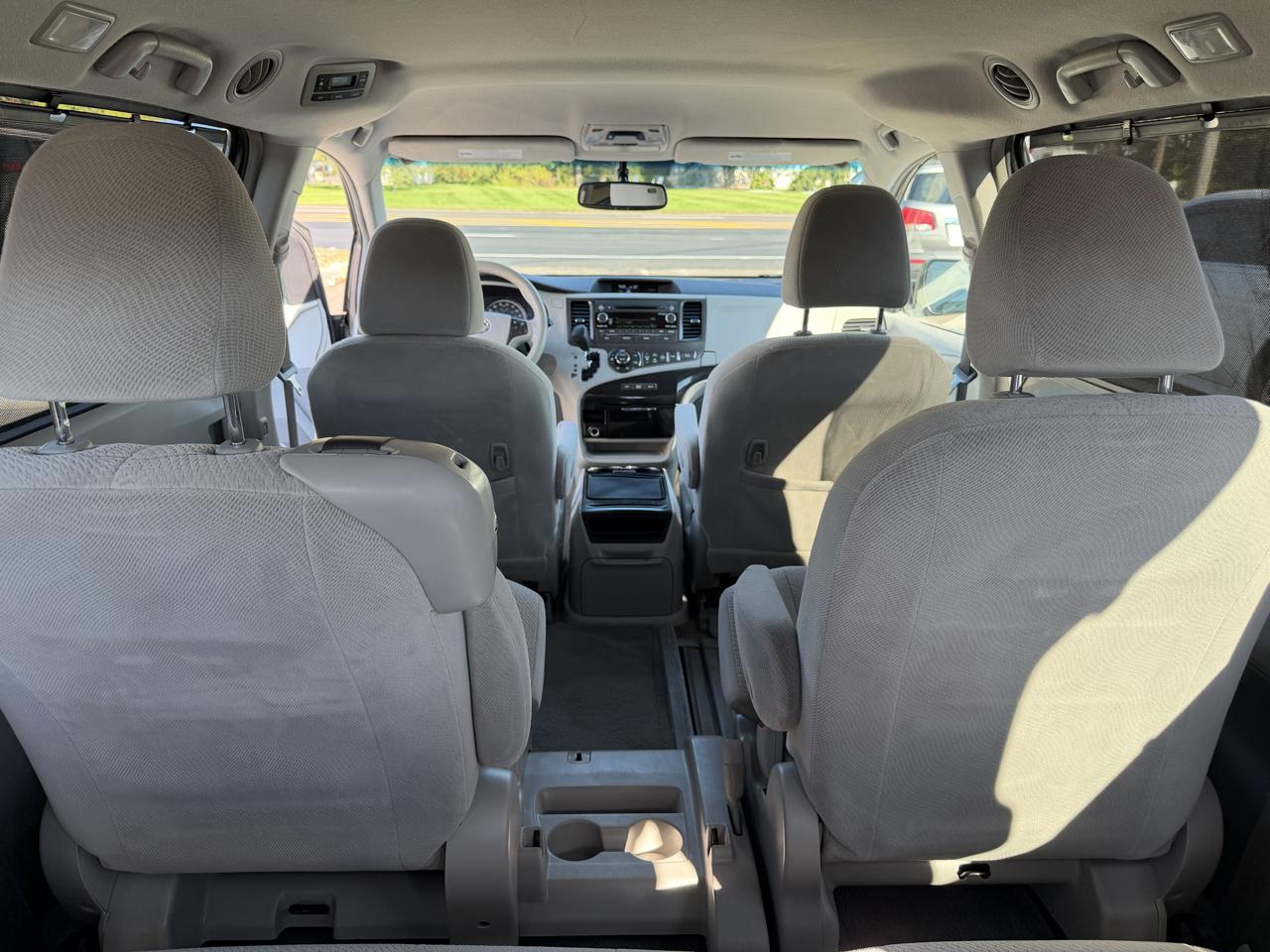 Toyota Sienna 5dr 8-Pass Van V6 LE FWD (Natl) 2014