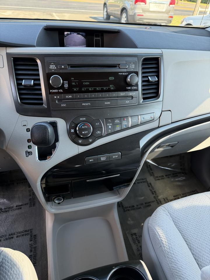 Toyota Sienna 5dr 8-Pass Van V6 LE FWD (Natl) 2014