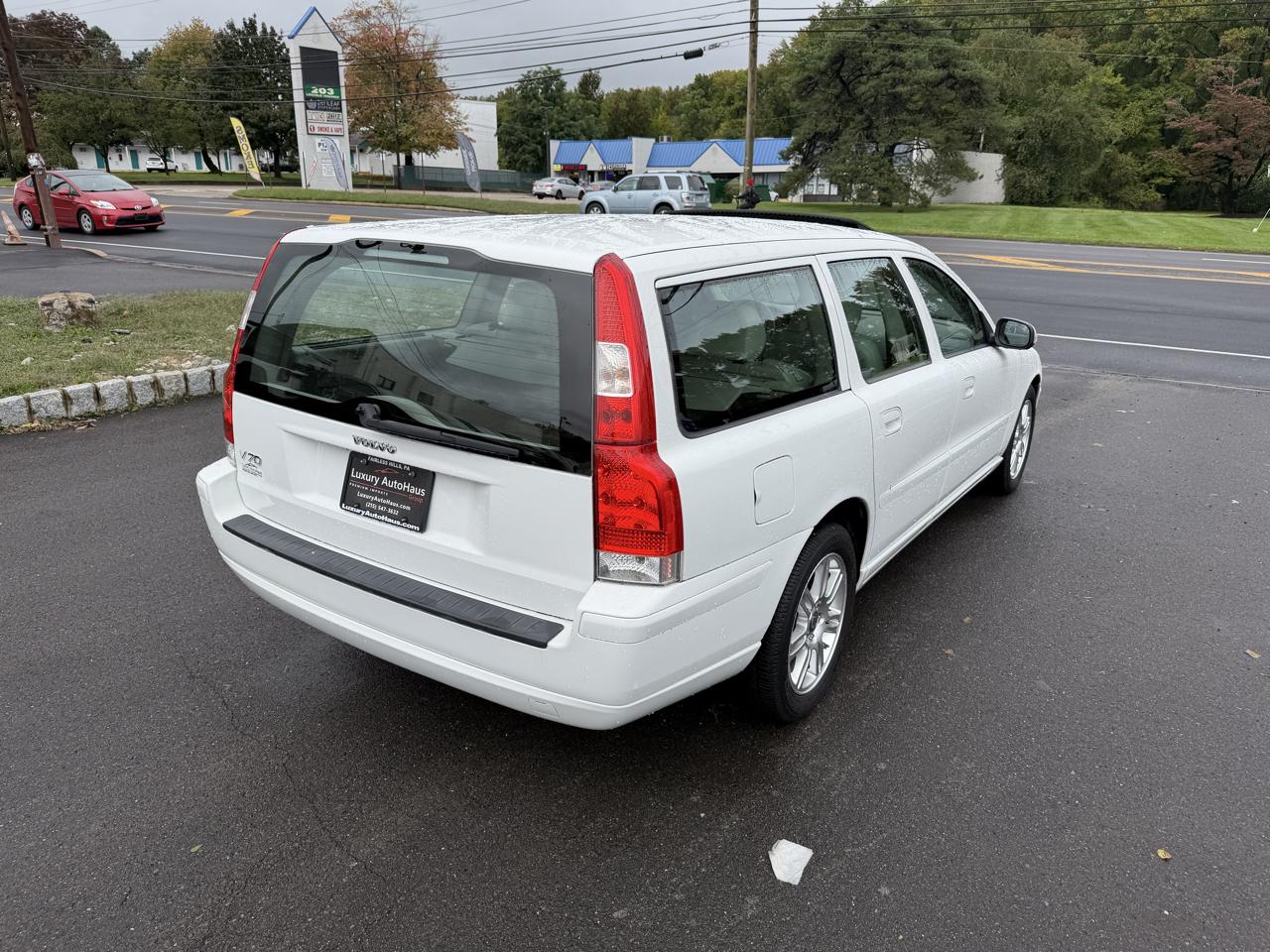 Volvo V70 4dr Wgn 2.4L MT FWD 2007