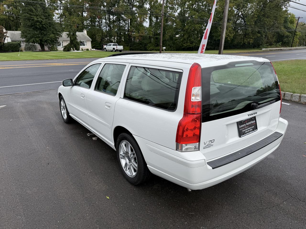 Volvo V70 4dr Wgn 2.4L MT FWD 2007