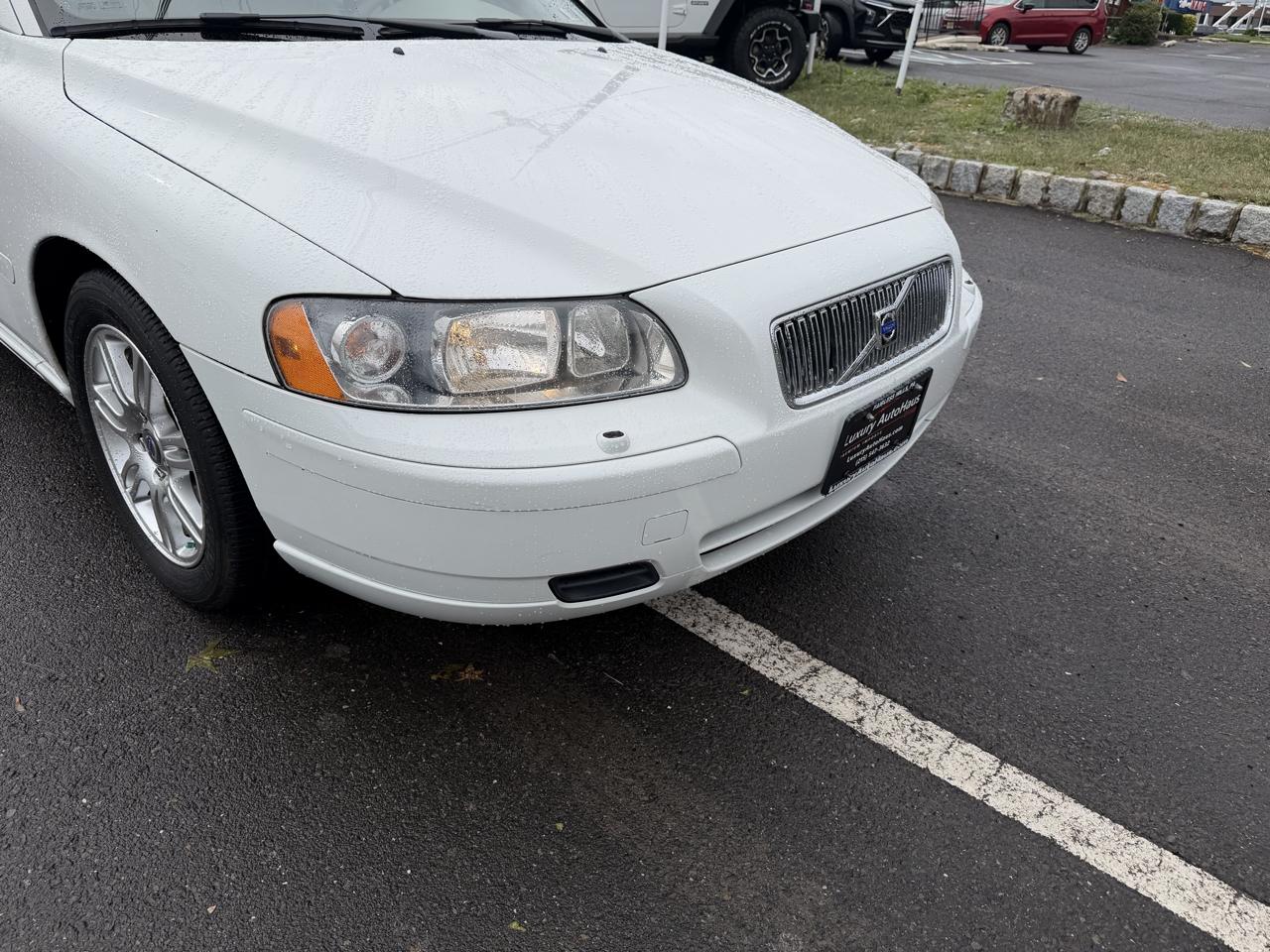 Volvo V70 4dr Wgn 2.4L MT FWD 2007