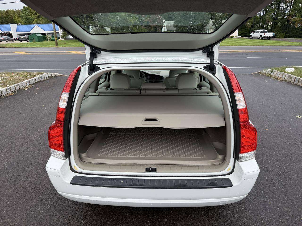 Volvo V70 4dr Wgn 2.4L MT FWD 2007