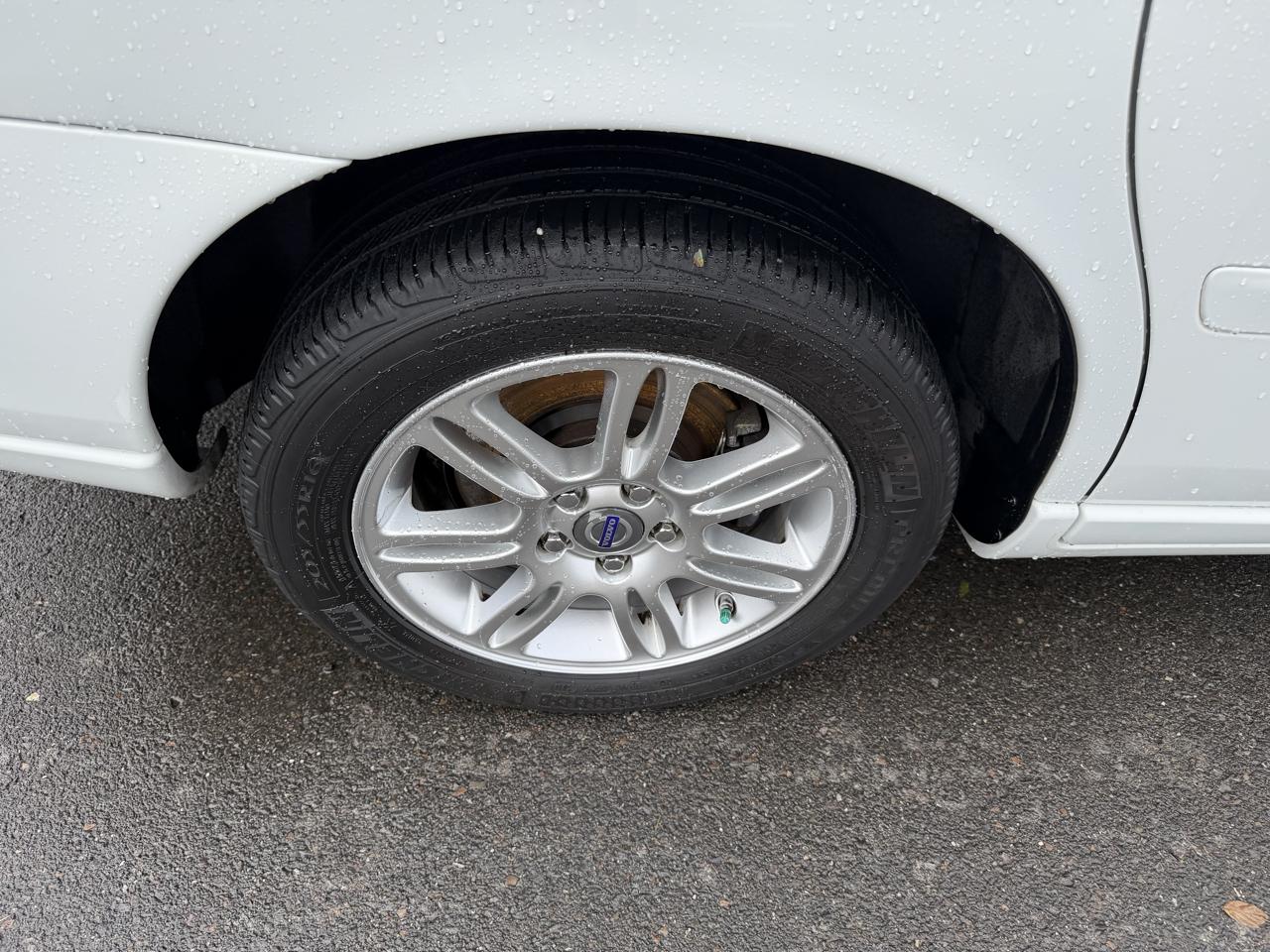 Volvo V70 4dr Wgn 2.4L MT FWD 2007
