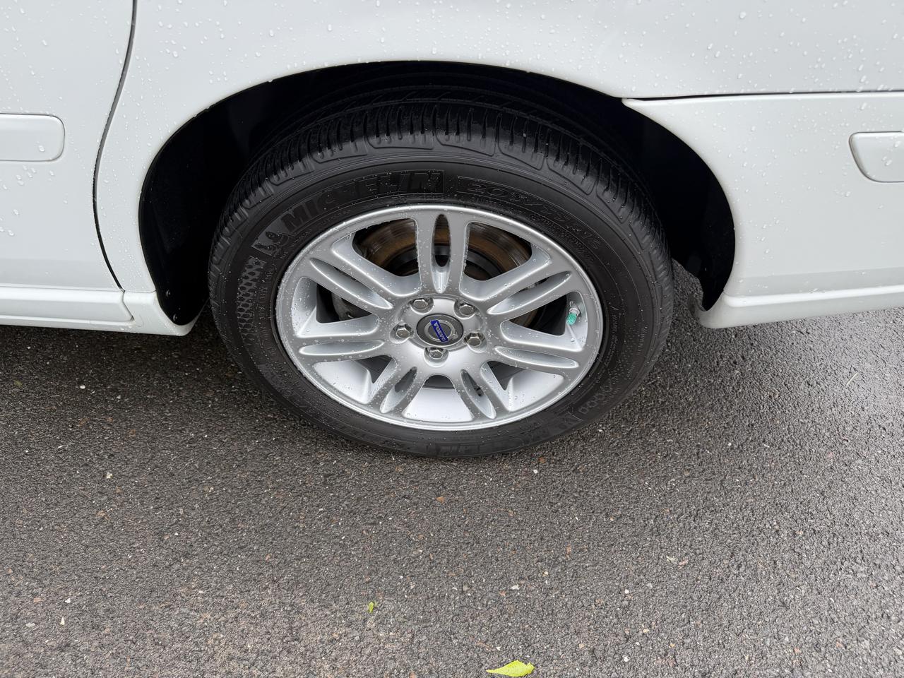Volvo V70 4dr Wgn 2.4L MT FWD 2007