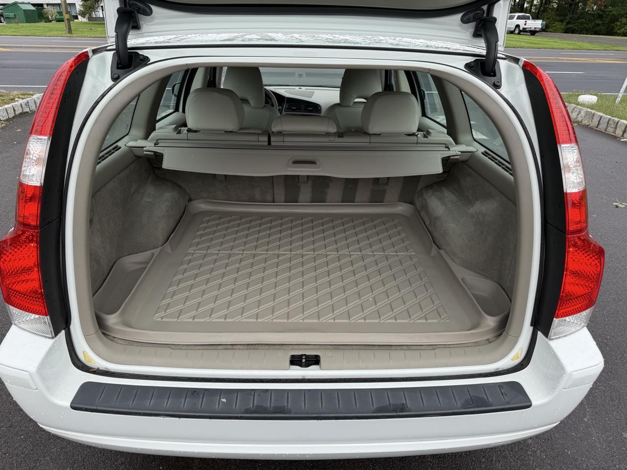 Volvo V70 4dr Wgn 2.4L MT FWD 2007