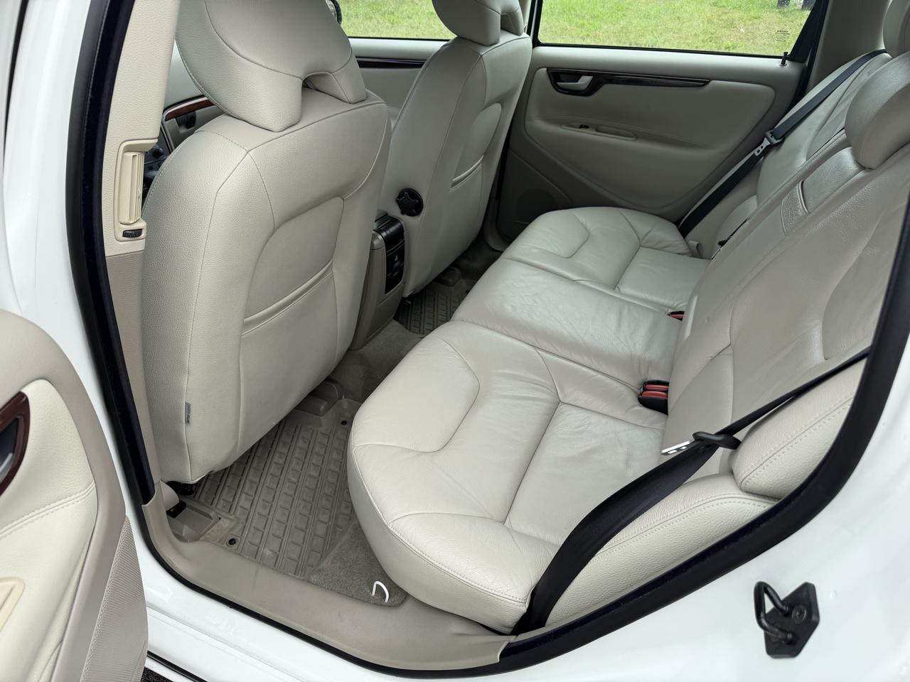 Volvo V70 4dr Wgn 2.4L MT FWD 2007