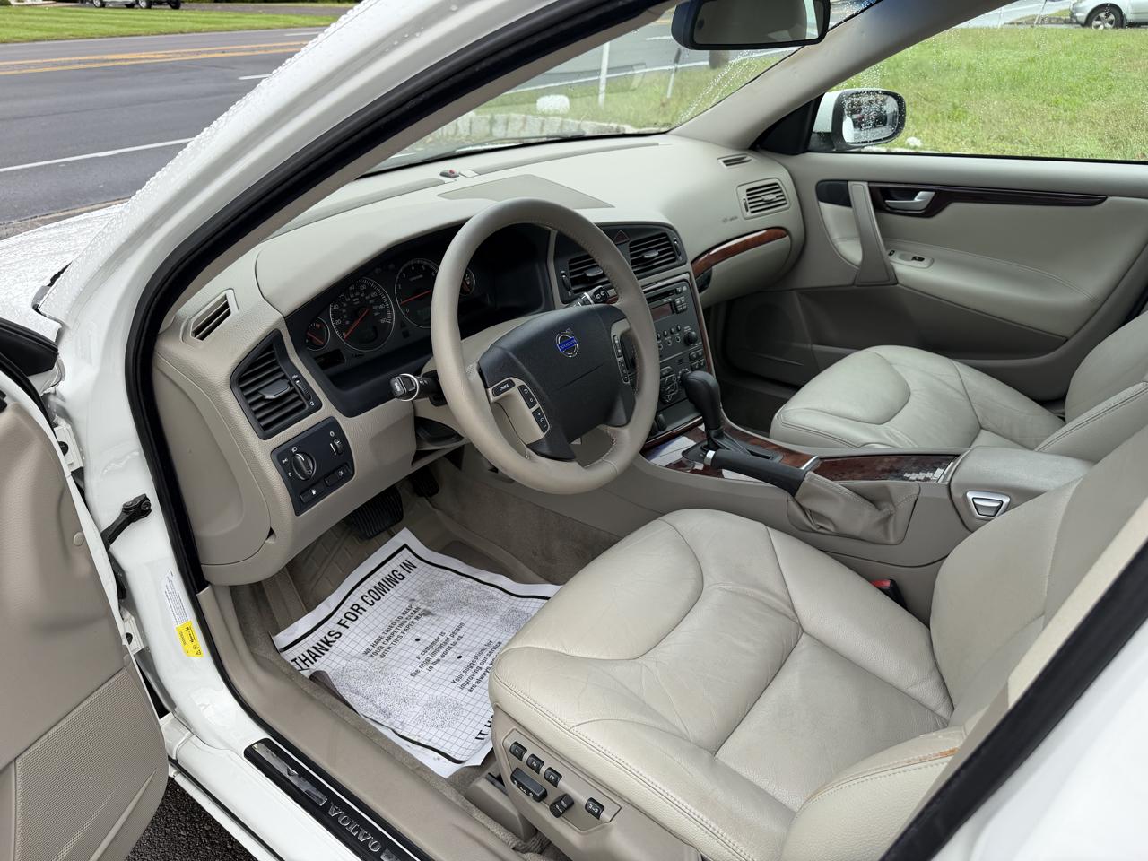Volvo V70 4dr Wgn 2.4L MT FWD 2007