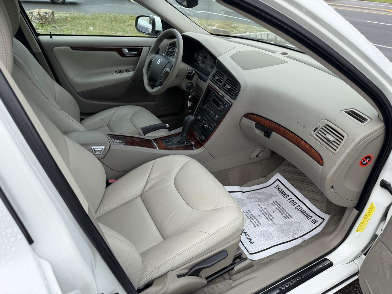 Volvo V70 4dr Wgn 2.4L MT FWD 2007