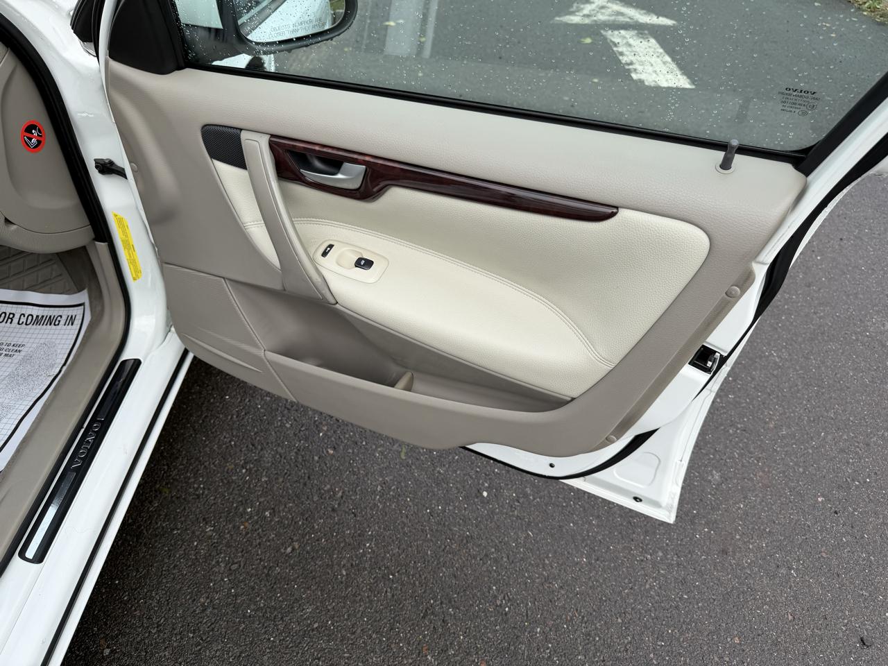 Volvo V70 4dr Wgn 2.4L MT FWD 2007