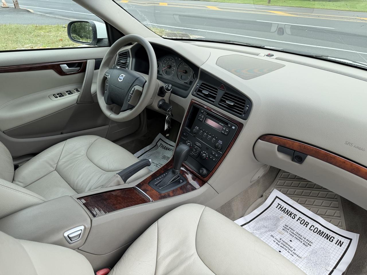 Volvo V70 4dr Wgn 2.4L MT FWD 2007