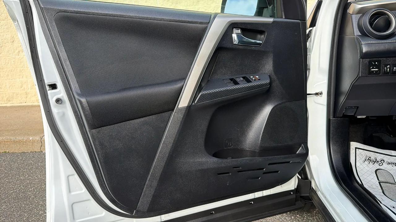 Toyota RAV4 AWD 4dr XLE (Natl) 2015
