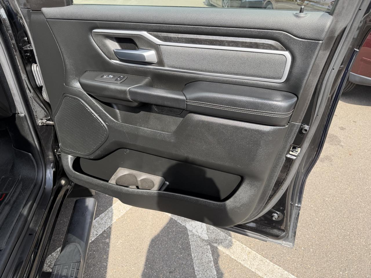 RAM 1500 Big Horn 4x4 Crew Cab 5'7" Box 2020