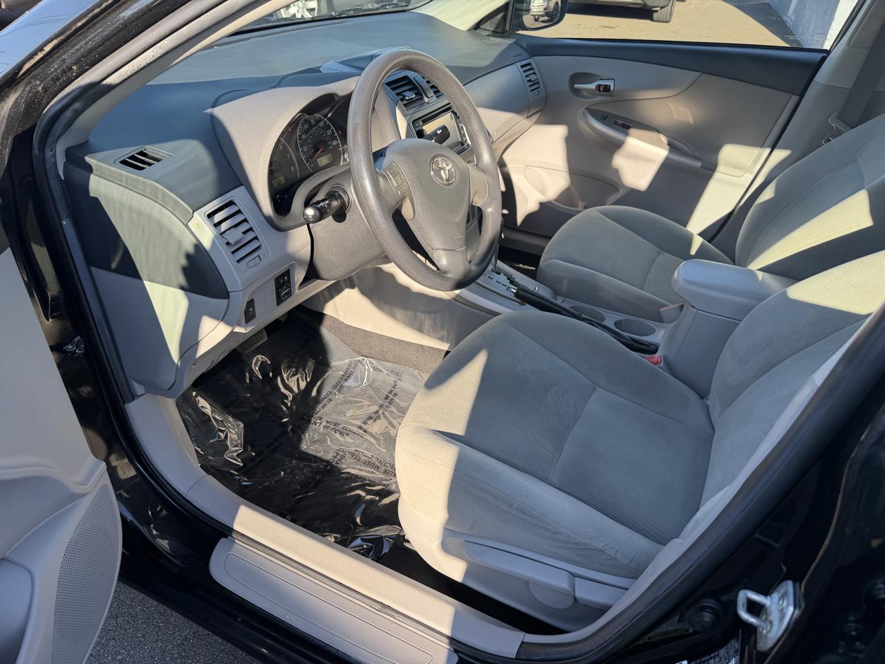 Toyota Corolla 4dr Sdn Auto LE Special Edition (Natl) 2013