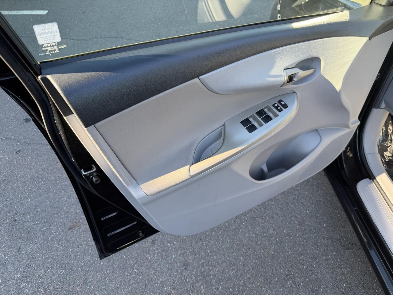 Toyota Corolla 4dr Sdn Auto LE Special Edition (Natl) 2013
