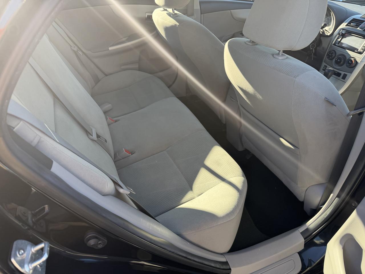Toyota Corolla 4dr Sdn Auto LE Special Edition (Natl) 2013