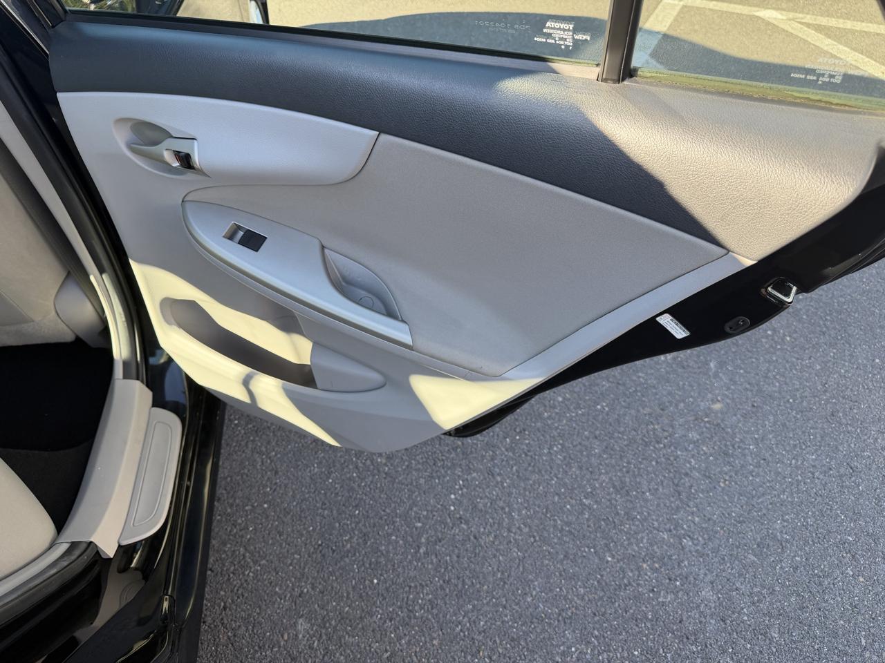 Toyota Corolla 4dr Sdn Auto LE Special Edition (Natl) 2013