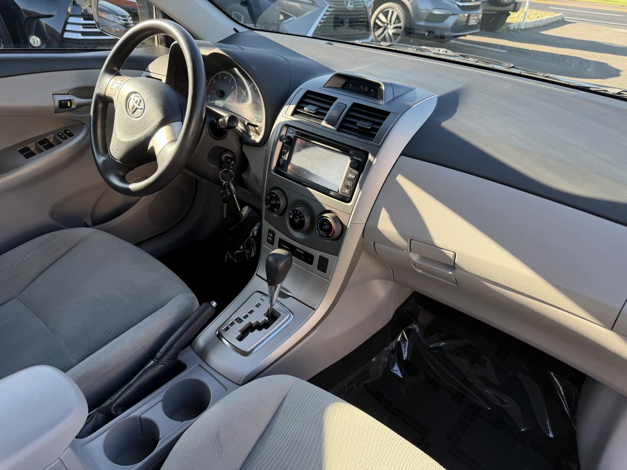 Toyota Corolla 4dr Sdn Auto LE Special Edition (Natl) 2013
