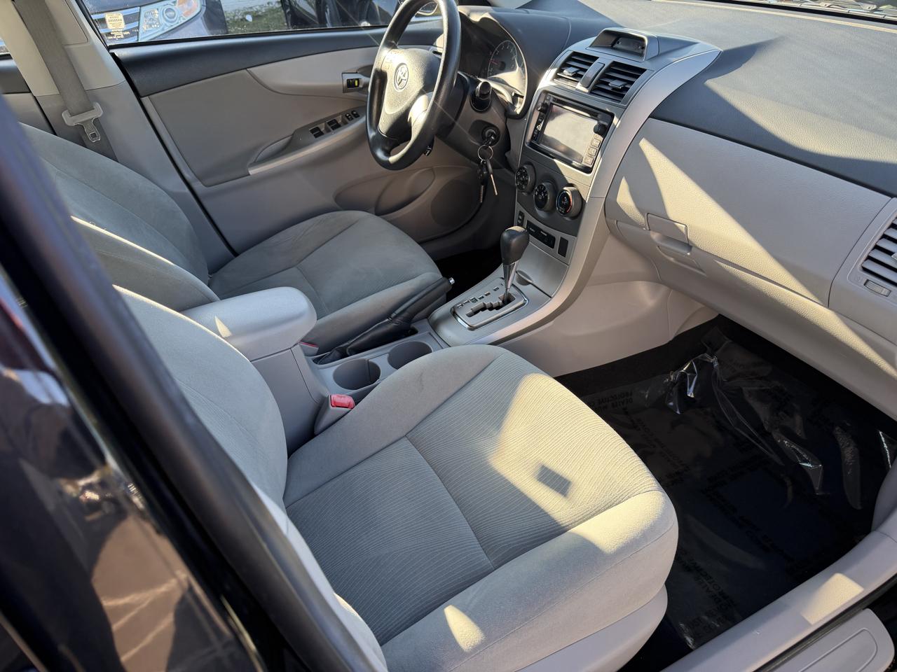 Toyota Corolla 4dr Sdn Auto LE Special Edition (Natl) 2013