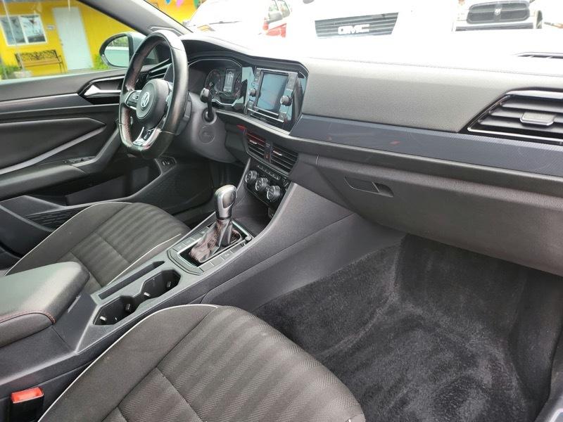 Volkswagen Jetta GLI photo 11