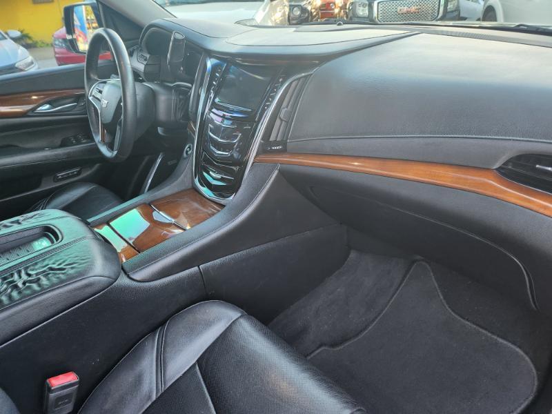 Cadillac Escalade ESV photo 11