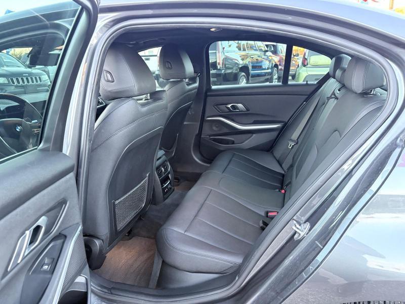 BMW 330i photo 12