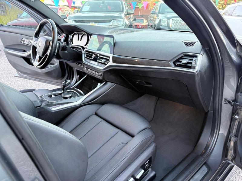 BMW 330i photo 13