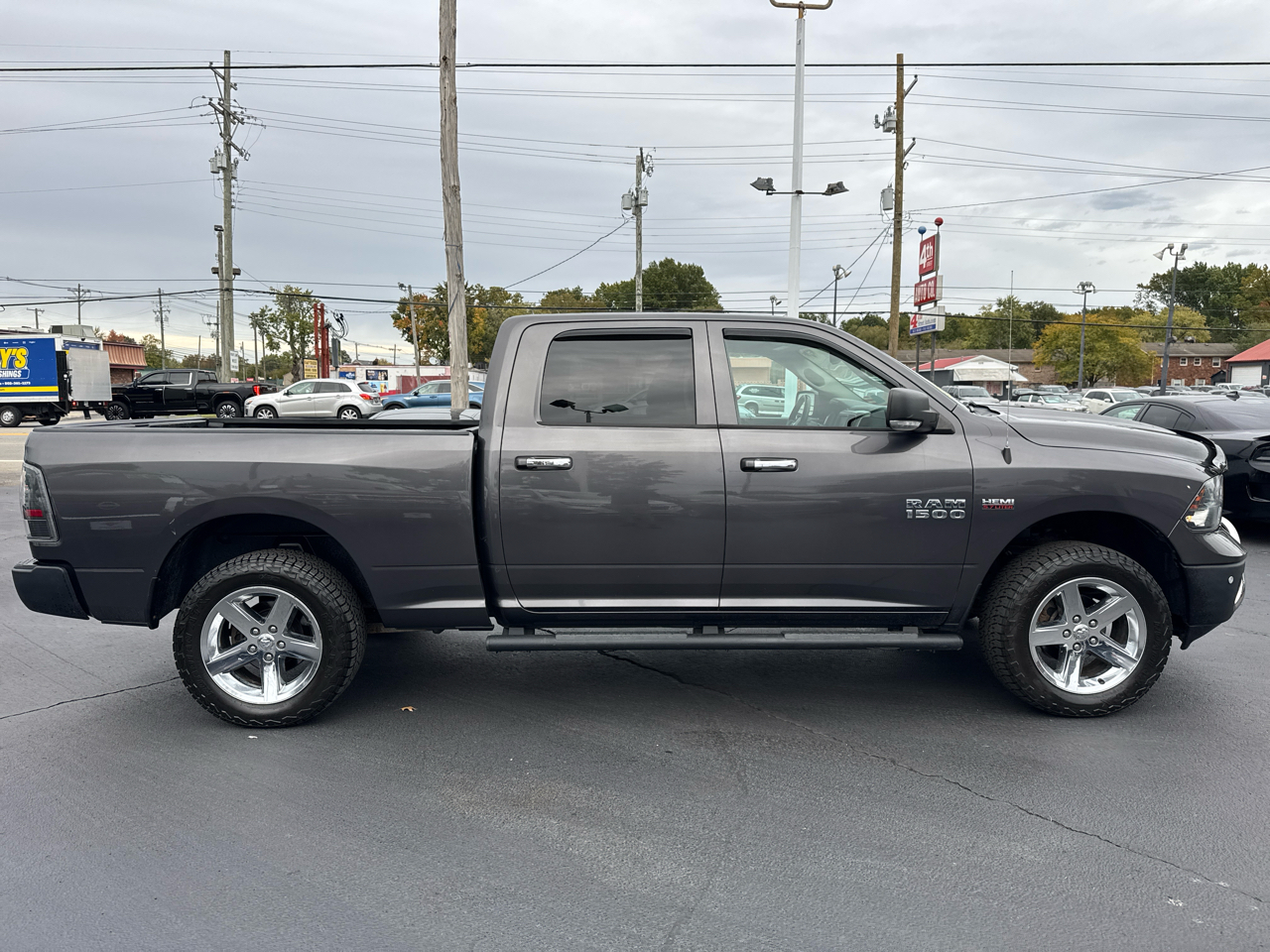 RAM 1500 4WD Crew Cab 140.5" SLT 2016 RAM 1500 4WD Crew Cab 140.5" SLT 2016