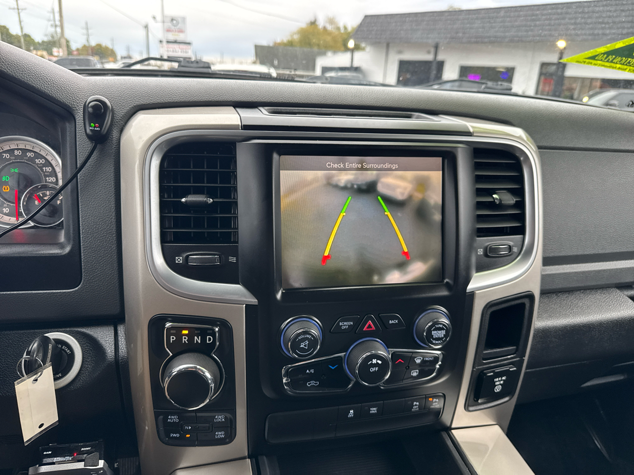 RAM 1500 4WD Crew Cab 140.5" SLT 2016 RAM 1500 4WD Crew Cab 140.5" SLT 2016