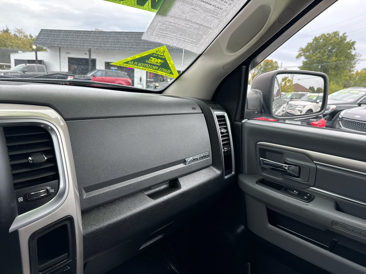 RAM 1500 4WD Crew Cab 140.5" SLT 2016 RAM 1500 4WD Crew Cab 140.5" SLT 2016