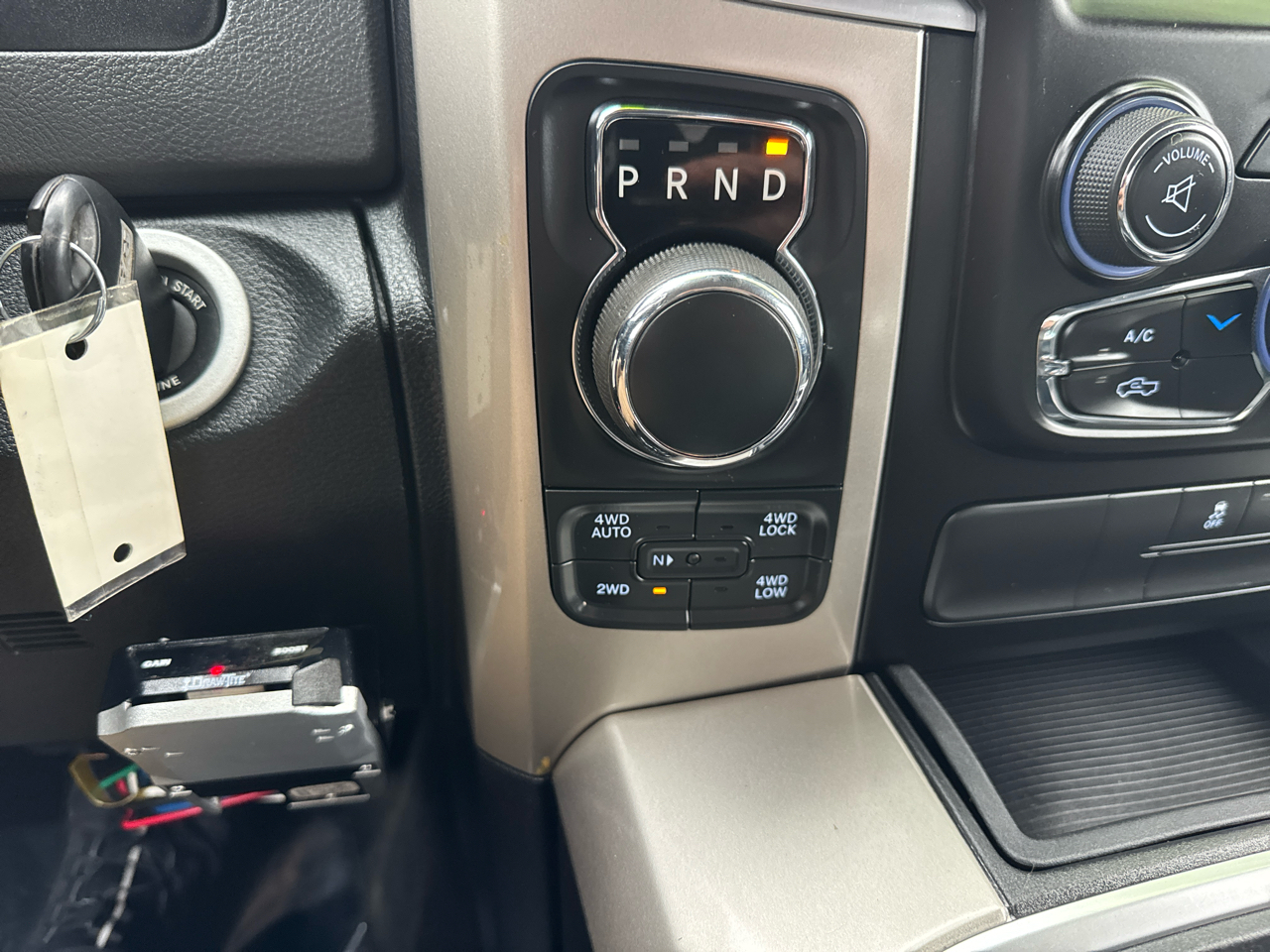 RAM 1500 4WD Crew Cab 140.5" SLT 2016 RAM 1500 4WD Crew Cab 140.5" SLT 2016