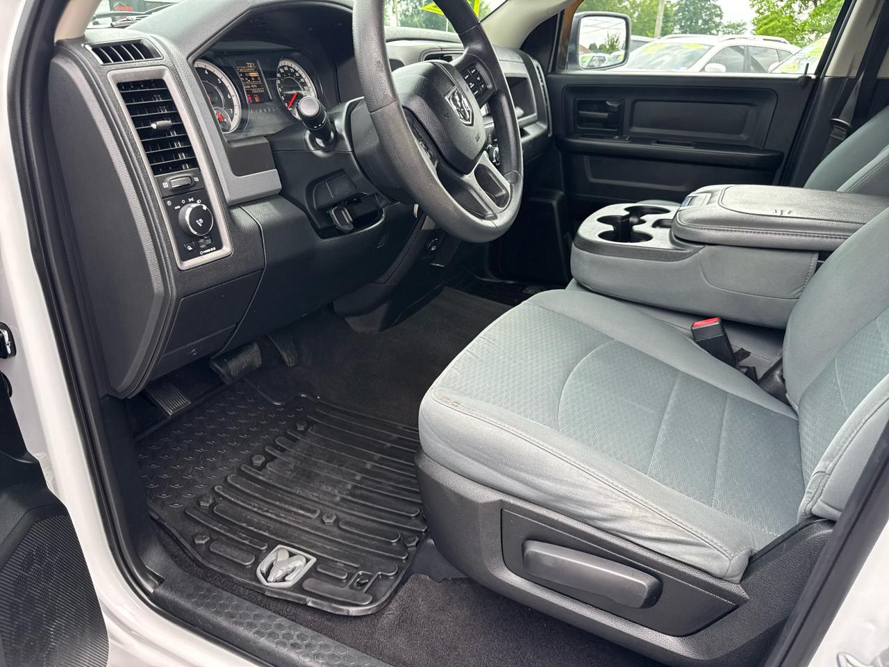 RAM 1500 4WD Quad Cab 140.5" Tradesman 2018