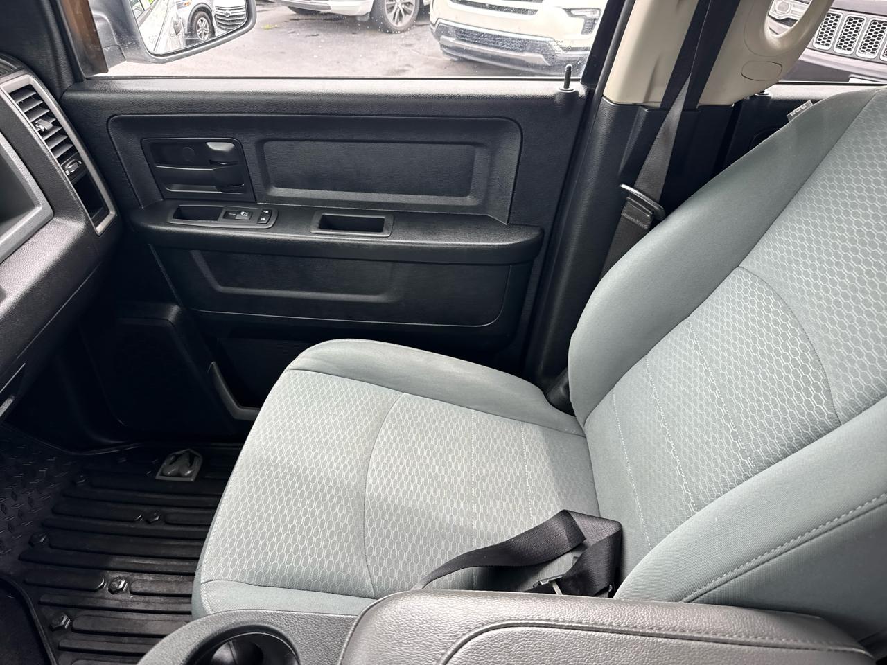 RAM 1500 4WD Quad Cab 140.5" Tradesman 2018